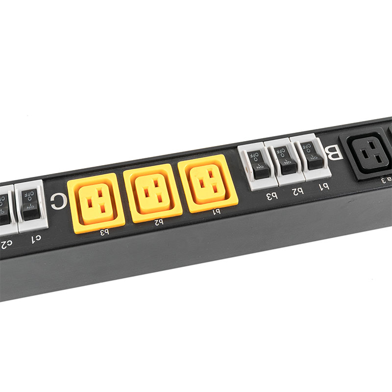 3-vaiheinen 10-ulostulo C13 C19 pystysuora katkaisija Ylikuormitussuoja Switched Rack Pdu