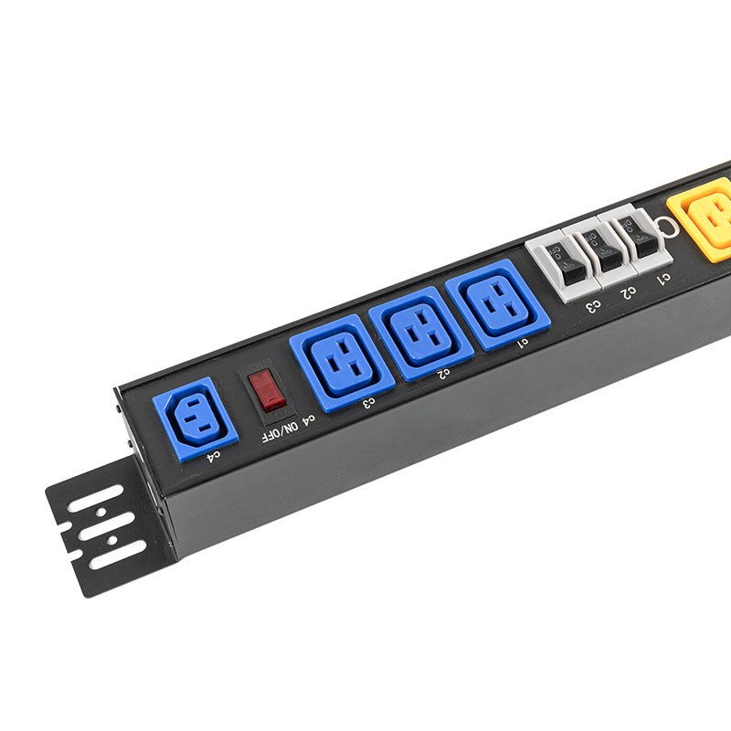 3-vaiheinen 10-ulostulo C13 C19 pystysuora katkaisija Ylikuormitussuoja Switched Rack Pdu